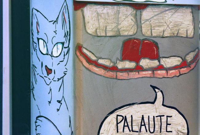 Palautelaatikko johon on piirretty silmät ja suu.