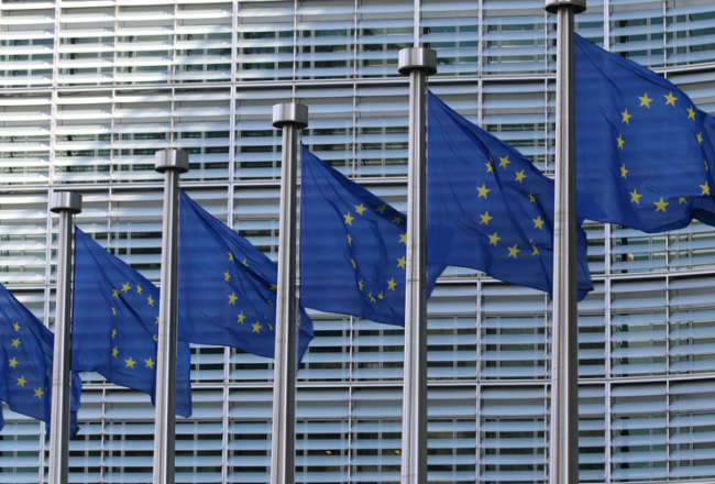 EU-lippuja lipputangoissa Brysselissä.