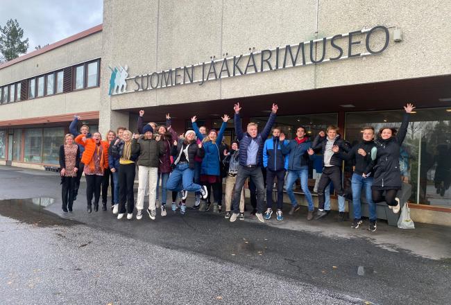 Ministeri Kurvinen ja nuorisovaihdon osallistujat hyppäävät ilmaan