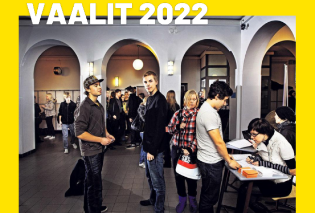 Keltapohjainen kansi, jonka keskellä on valokuva lukiolaisista seurakuntavaalien äänestysuurnille jonottamassa.