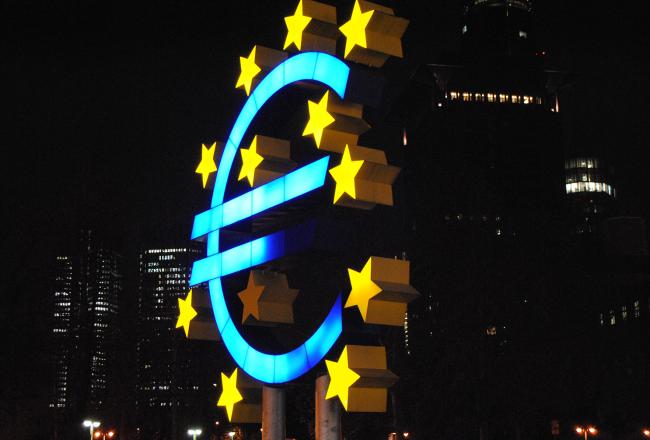 Suurikokoinen valotaulu, jossa euromerkki ja tähtiä.