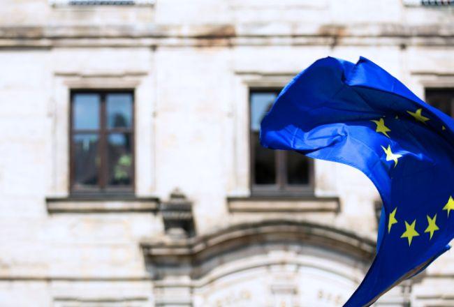 EU-lippu liehuu rakennuksen edustalla.