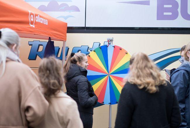 Ihmisiä Politiikkabussin edessä.