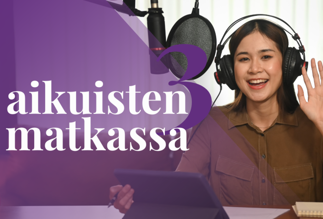 Nainen podcast-studiossa