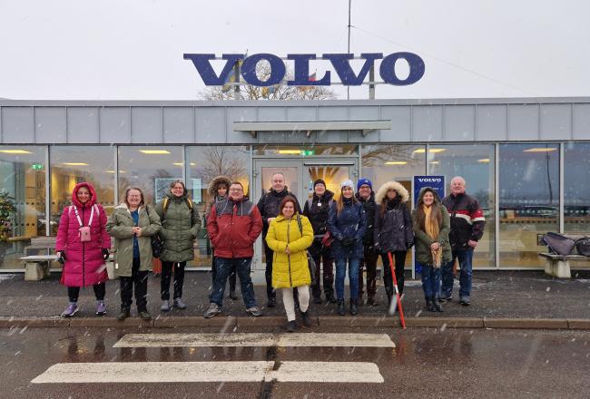 Hankkeen osallistujia VOLVOn liikkeen edessä.
