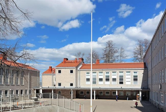 Kuvituskuva. Lauttasaaren ala-asteen koulu, julkisivukuva.