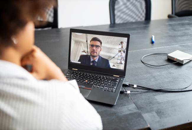 Henkilö katselee videopuhelua