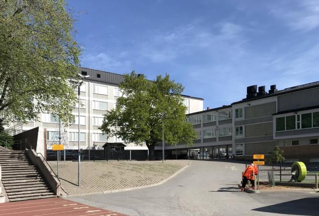Kuvituskuva. Puolalan koulun julkisivukuva
