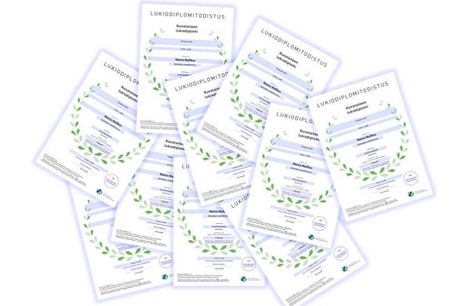 Kuva lukiodiplomitodistuksista