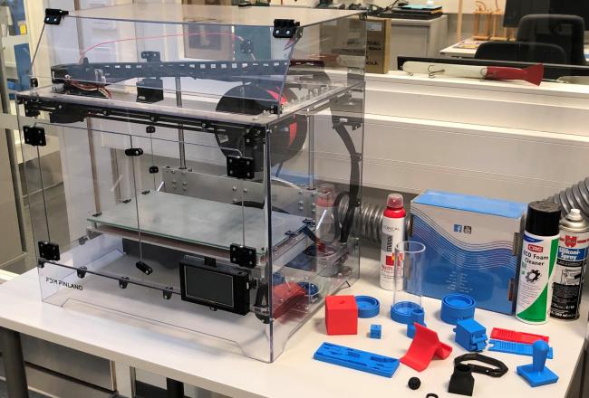 Kuvituskuva. Monitoimityötilassa työskennellään mm. 3D tulostinten avulla
