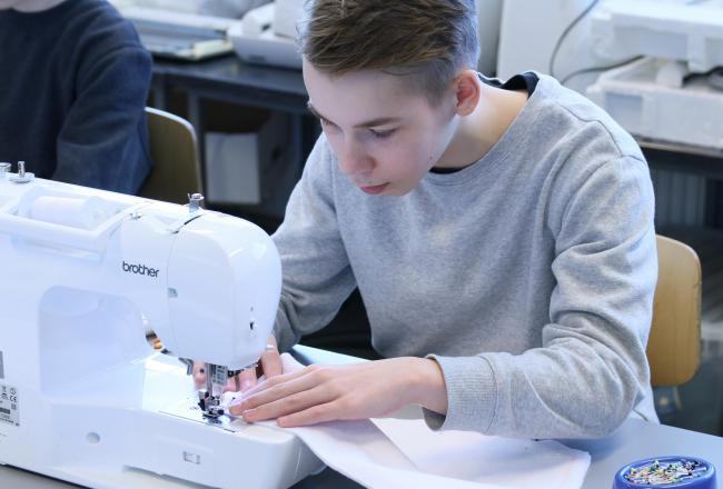 Kuvituskuva. Ompelu- ja vaatetusteknologian työtilassa valmistetaan mm. ompelukoneilla tuotteita.
