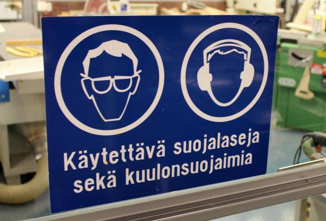 Kuvituskuva. Kehoitus suojalasien ja kuulonsuojainten käyttämisestä.