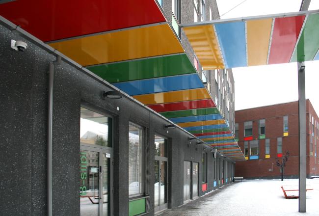 Kuvituskuva. Koulun katetut ulkotilat soveltuvat osaksi käsityön oppimis- ja työympäristön toimintoja.