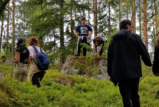 Italialaisia ja suomalaisia nuoria metsässä. 