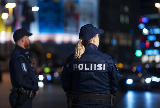 Kaksi poliisia ulkona yöllä. 