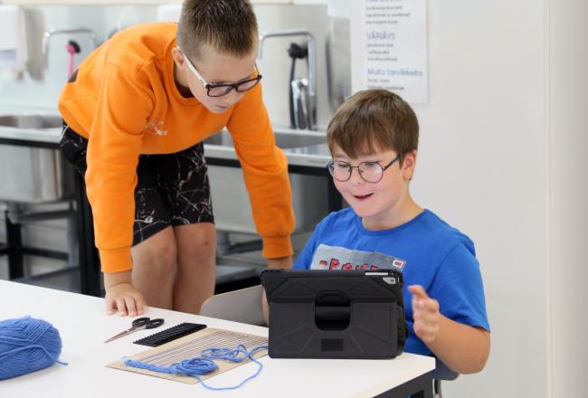 Kuvituskuva: Oppilaat tekemässä iPadilla käsityön dokumentointia