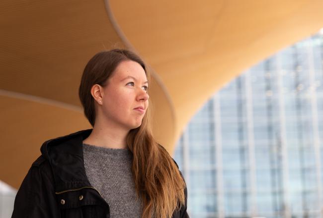 Kuvassa Nina Miettisen muotokuva Oodin edessä