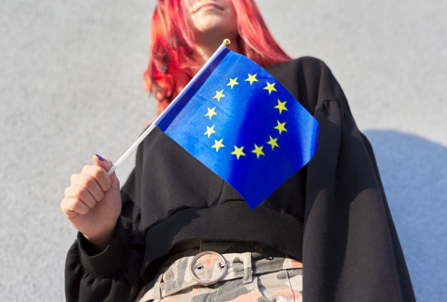 Nuori henkilö pitää Euroopan unionin lippua.