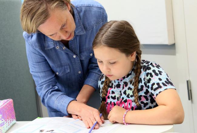 Kuvituskuva: Opettaja ja oppilas opetustilanteessa