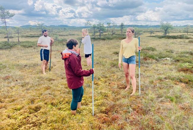Neljä henkilöä seisoo toisiaan vastatusten suolla osana Raatajat rahanalaiset -tanssiteosta.