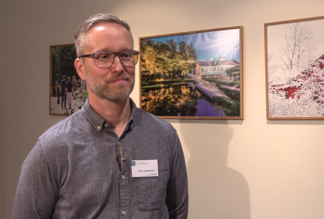 Henkilö haastateltavana katse kameraan päin.