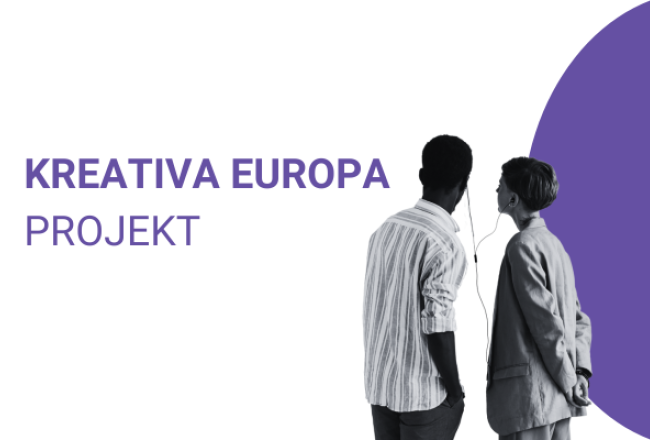 Två personer tittar framåt och lysnnar på något. Bakom texter Kreativa Europe projekt på lila färg.