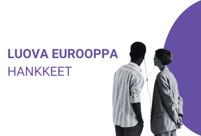 Etualalla kaksi henkilö katsoo kaukaisuuteen ja kuuntelee jotain samoista kuulokkeista. Taustalla lilalla teksti Luova Eurooppa -hankkeet.