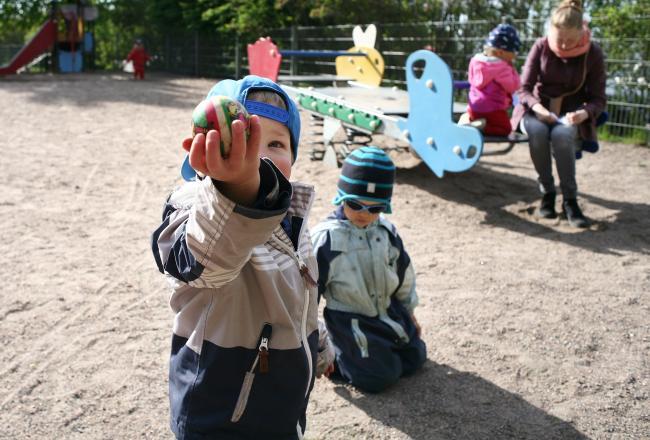 Lapsia leikkipuistossa.