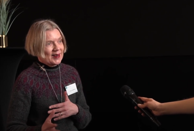 Ilona Tanskanen haastattelutilanteessa.
