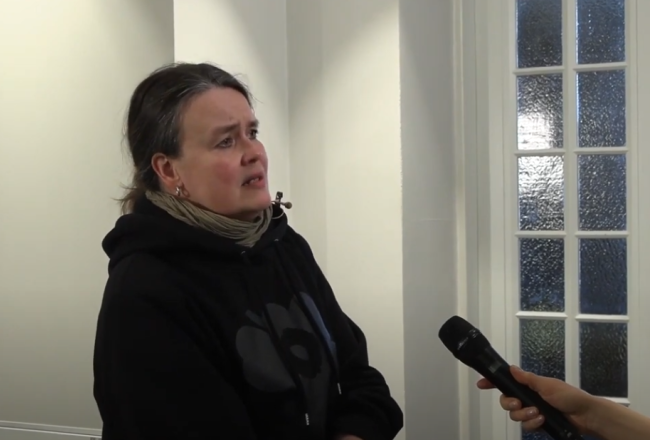 Tanja Vesala-Varttala haastattelutilanteessa.