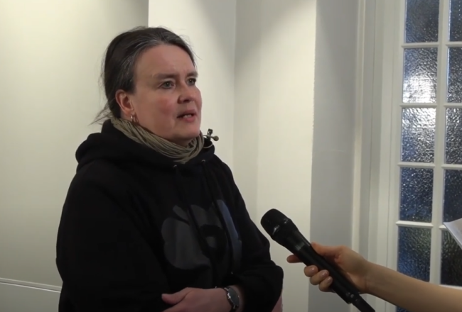Tanja Vesala-Varttala haastattelutilanteessa.