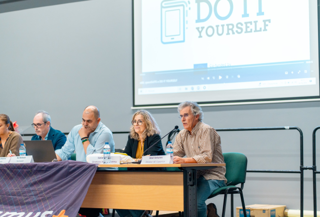 Do it Yourself -hankkeen seminaari, jossa luentosalissa ihmisiä. 