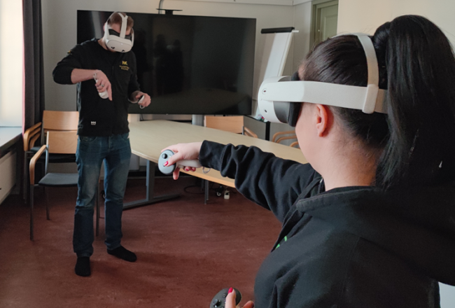 Kaksi nuorta testaa VR-laseja. 