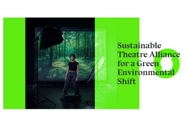 Kuvassa nuori nainen metsää heijastavan screenin edessä ja teksti Sustainable Theatre Alliance for a Green Environmental Shift