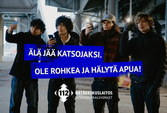 Neljä nuorta kuvaa kännyköillään. Kuvan päällä Hätäkeskuslaitoksen logo sekä teksti: Älä jää katsojaksi. Ole rohkea ja hälytä apua! 