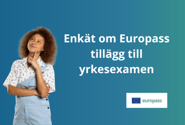 En blågrön gradientbakgrund med en tänkande kvinna i det nedre vänstra hörnet. En Europass‑logotyp finns i det nedre högra hörnet. I mitten av bilden finns en text som lyder ”Enkät om Europass tillägg till yrkesexamen”.