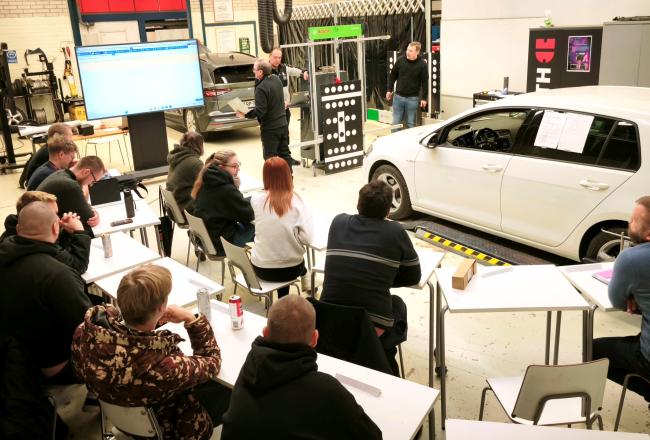 Opiskelijat seuraavat autoalan opetusta luokkahuoneessa.