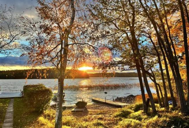 Syksyinen aurinkoinen järvimaisema
