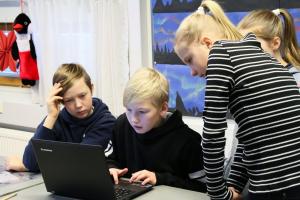 Kuvituskuva, lapset tietokoneella