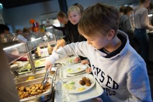 Oppilas ottaa ruokaa ruokalassa