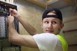 Kuvituskuva, sähköasentaja sähkökaapilla