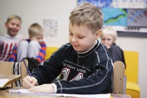 Kuvituskuva, poika kirjoittaa