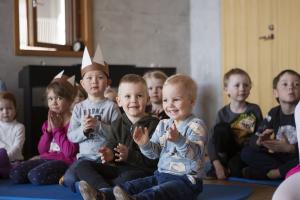 Kuvituskuva lapsista jotka taputtavat