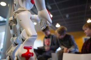Kuvituskuva: Oppilaat ohjelmoivat robottia