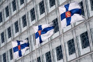 Liput salossa virastotalon edessä