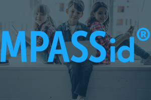 MPASSid-palvelun logo taustakuvalla, jossa kolme oppijaa istuu ikkunalaudalla