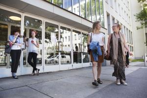 Opiskelijoita Helsingin yliopiston kampuksella