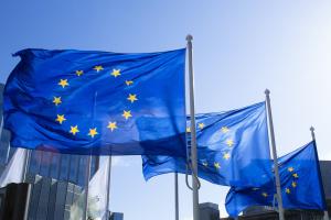 Kolme EU-lippua liehuu lipputangoissa. 