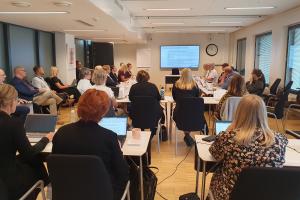 Kasvatuksen ja koulutuksen alan tutkijat ja asiantuntijat kokoontuivat keskustelemaan Opetushallitukseen oppimistulosten laskusta marraskuussa 2023.