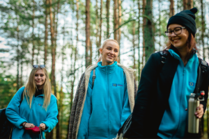 Nuoria metsässä